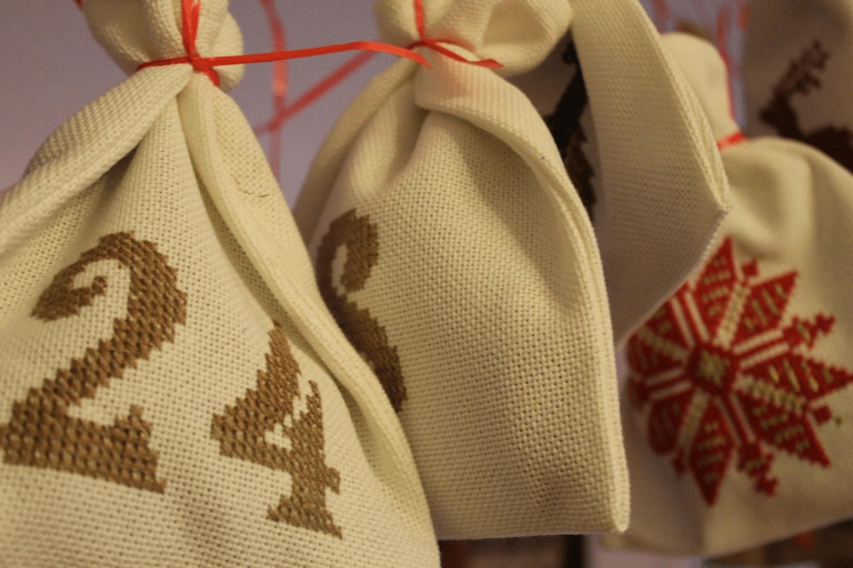 Calendrier de l'avent rempli de sachets de thé variés