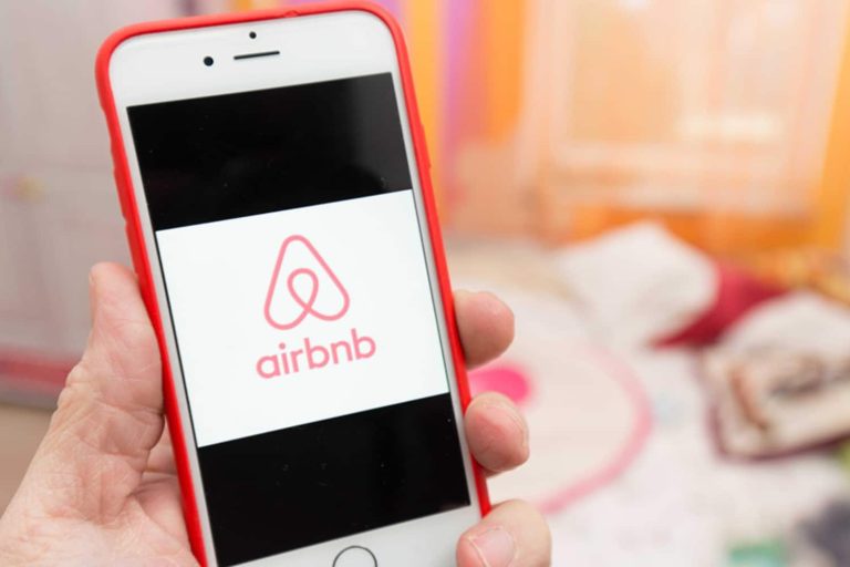 Application Airbnb ouverte sur un smartphone avec des informations de location