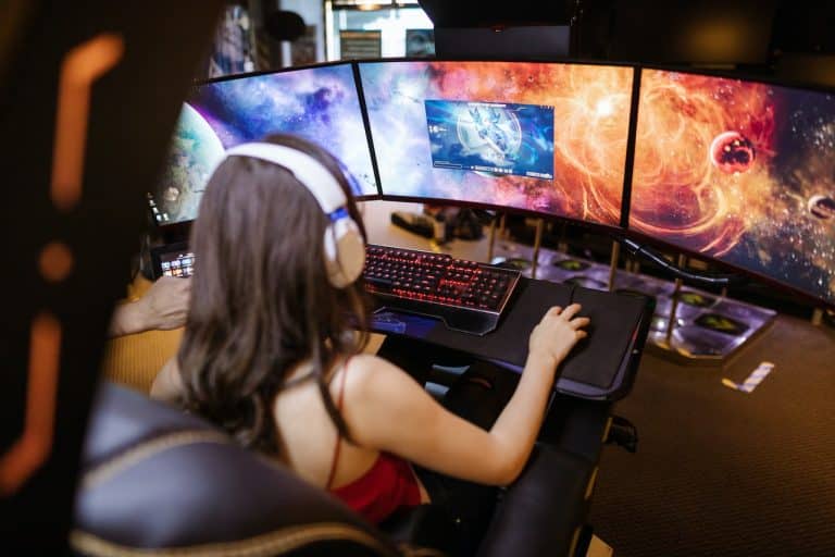 Julia Bayonetta en pleine session de streaming sur Twitch