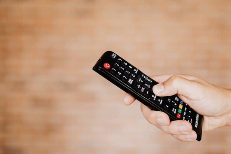 Télécommande universelle pour porte de garage sur fond clair