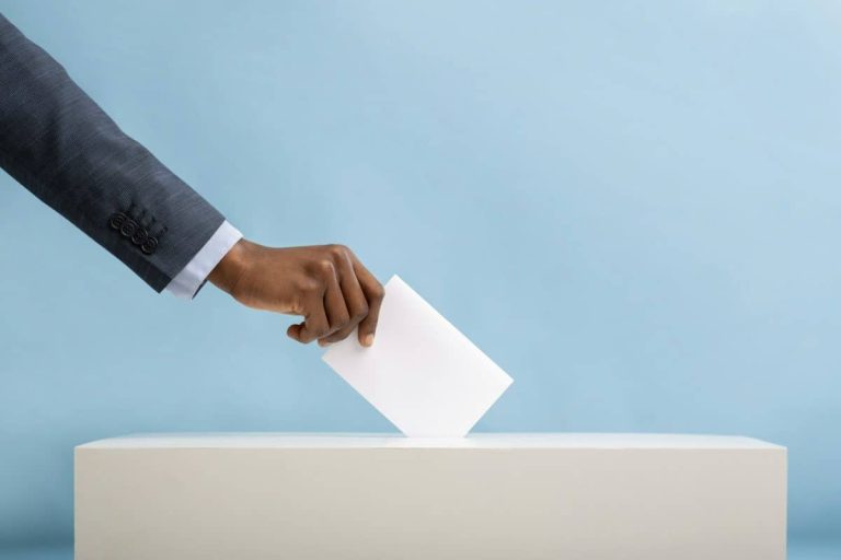 Homme afro-américain votant lors d'une élection locale