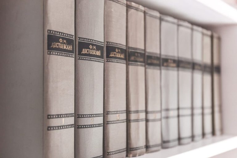 livres ouverts sur une table pour enrichir son vocabulaire