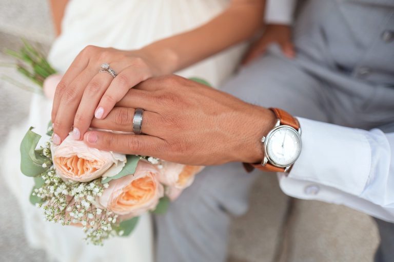 Femme en robe de mariée réfléchissant au choix du nom de famille