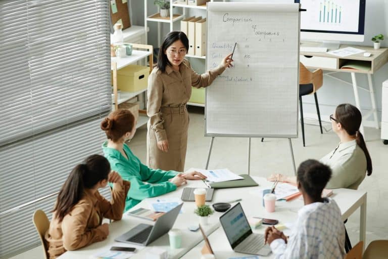 Femme d'affaires présentant un rapport lors d'une formation professionnelle