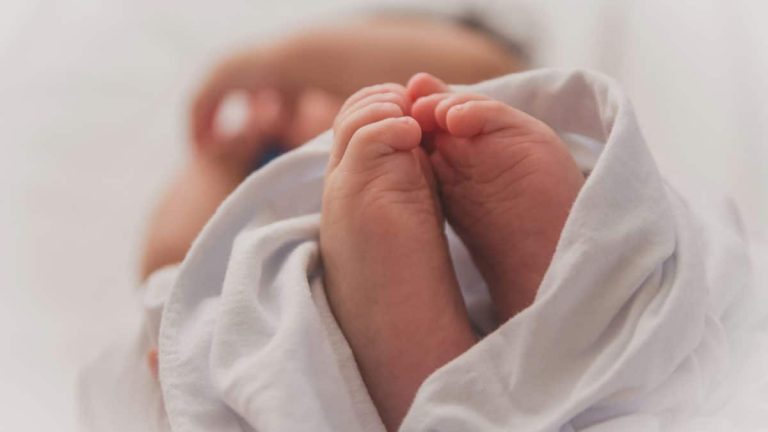 Conseils pour les premiers jours avec bébé : trucs et astuces pour nouveaux parents