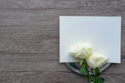 Créer une carte de remerciement personnalisable après un décès : conseils pratiques