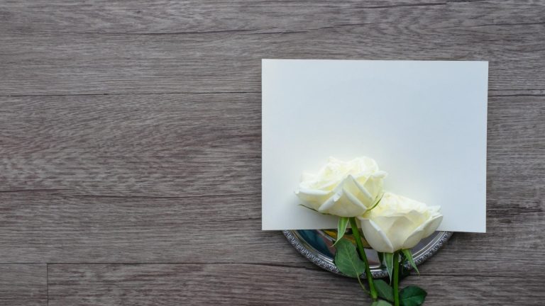 Créer une carte de remerciement personnalisable après un décès : conseils pratiques