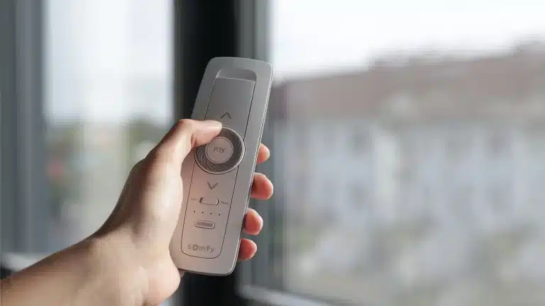 Moteur Somfy en cours de réinitialisation avec des outils simples
