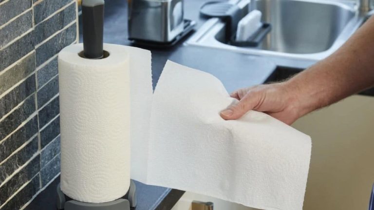 rouleau d'essuie-tout posé sur un plan de travail avec des taches de nourriture