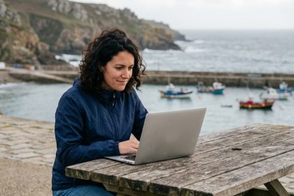 Femme en windbreaker travaillant au bord de la mer en Bretagne