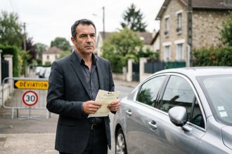 Homme d'affaires avec contravention devant voiture