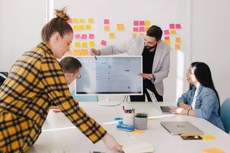 collaboration entre acteurs clés d'un projet digital