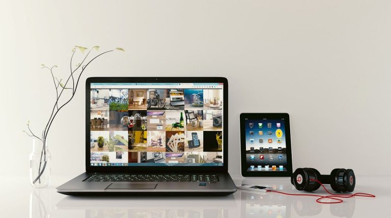 Comparaison entre le numérique et le digital sur un ordinateur portable