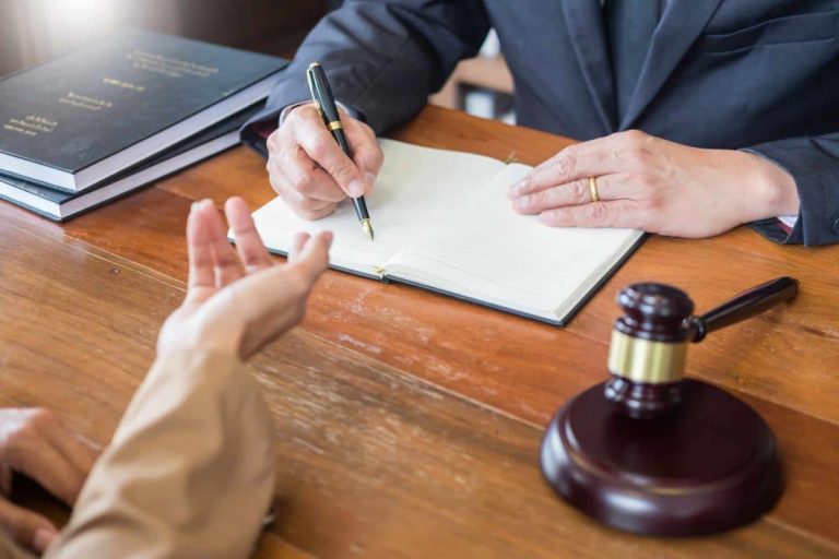 Avocat travaillant sur un site internet professionnel dans son bureau