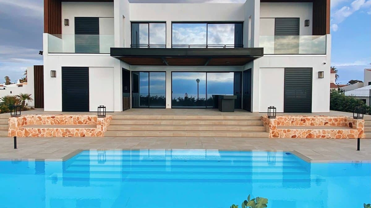 Les avantages des volets roulants solaires pour un habitat moderne