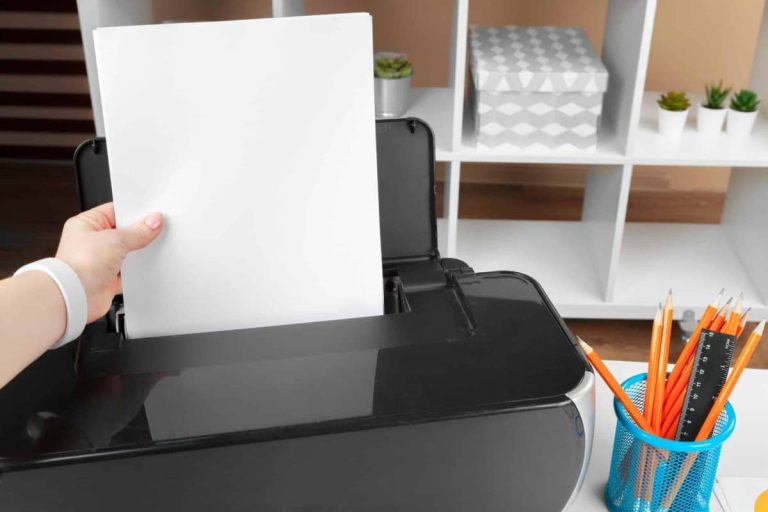 Femme utilisant une imprimante pour des solutions d'impression à Paris