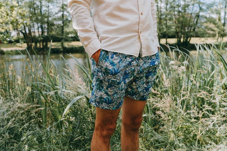Short de bain avec poches et design moderne porté par des mains
