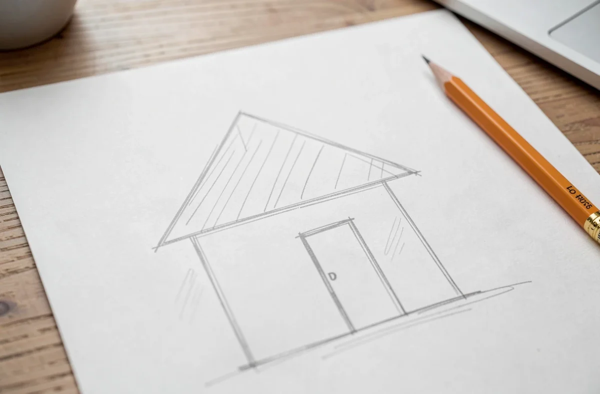 Maison simple au crayon avec traits de construction légers encore visibles