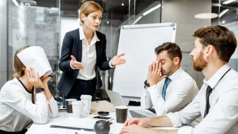manager discutant avec des membres d'équipe difficiles en réunion