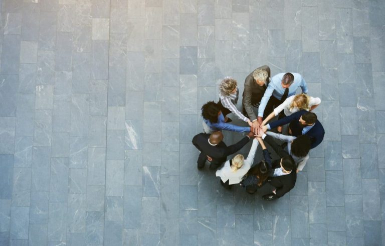 Groupe diversifié de collègues lors d'une activité de team building à Lyon