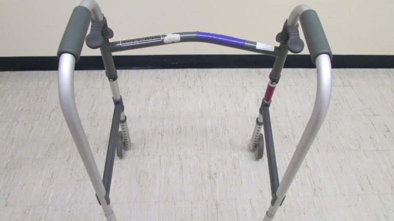 Ne laissez pas la mobilité vous freiner : optez pour un déambulateur !