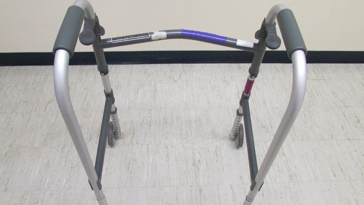 Ne laissez pas la mobilité vous freiner : optez pour un déambulateur !