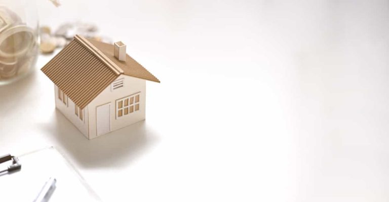 maquette de maison avec des économies sur un clipboard