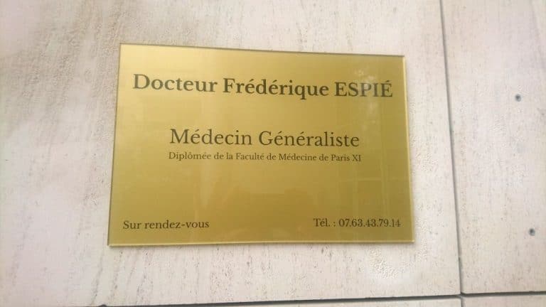 Plaque professionnelle sans vis sur un mur lisse