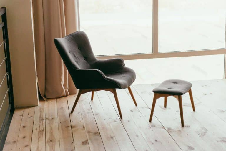 chaise scandinave élégante près d'une fenêtre lumineuse