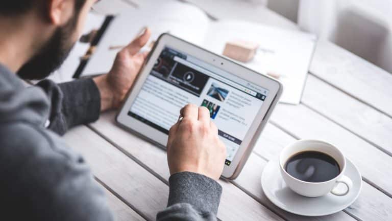 Suivre un média en ligne : l'importance des questions économiques et sociales