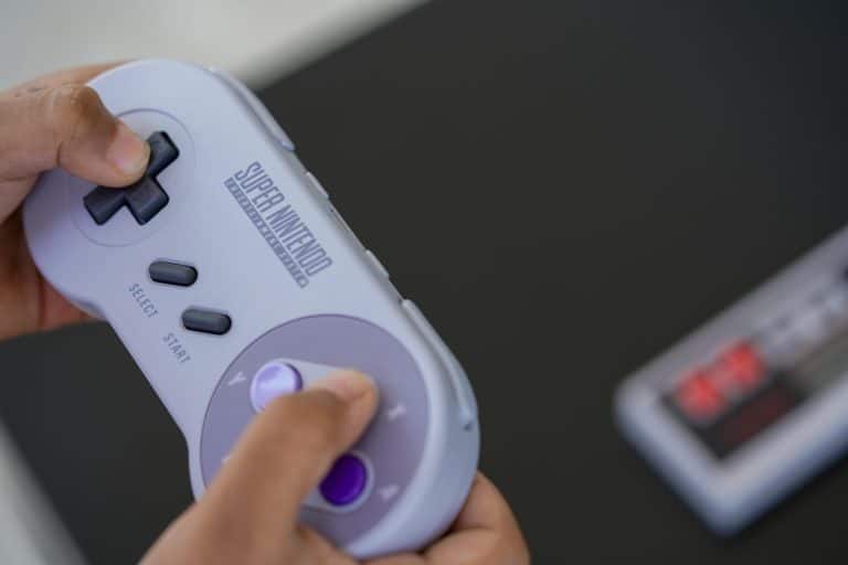 Télécommande Bubendorff pour volets roulants sur fond blanc et gris